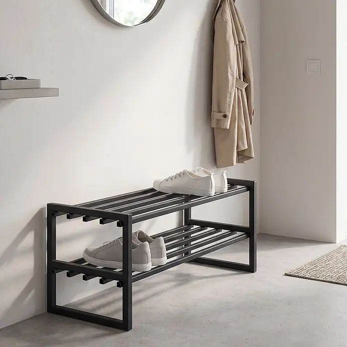 Spinder Design Schuhregal Axel - L x B x H: 29,5 x 70 x 31,5 cm, Schwarz - Schuhregal aus schwarzem Metall, zweistöckig, mit weißen und grauen Turnschuhen, in einem Eingangsbereich.