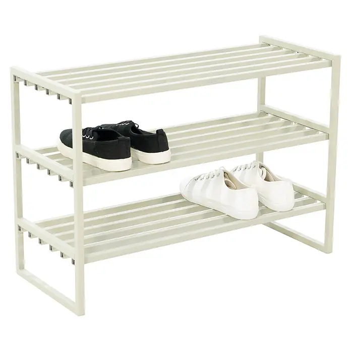Spinder Design Schuhregal Axel SR 2 - L x B x H: 29,5 x 70 x 48,7 cm, Weiß - Helles dreistöckiges Schuhregal mit Lattenrosten, das ein Paar schwarze und ein Paar weiße Turnschuhe enthält.