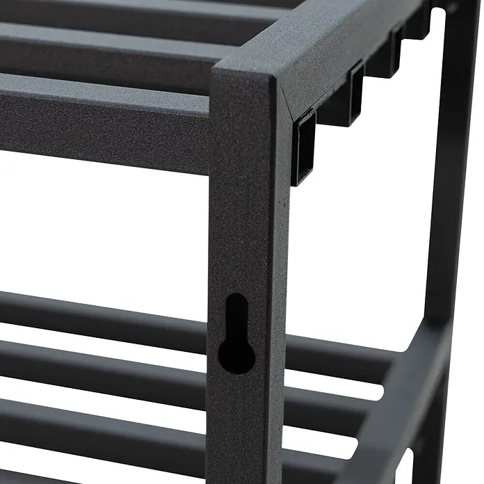 Spinder Design Schuhregal Axel - L x B x H: 29,5 x 70 x 31,5 cm, Schwarz - Detail eines dunkelgrauen, texturierten Metallregals mit horizontalen Streben und Schlüsselloch-Befestigung.