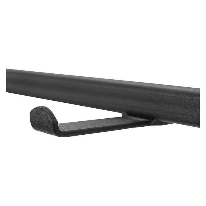 Spinder Design Garderobenleiste Axel 1 - L x B x H: 11,5 x 60 x 10 cm, Anzahl Haken: 7 Stk., Schwarz - Nahaufnahme eines schwarzen, strukturierten Metall-J-Hakens für Fitnessgeräte.