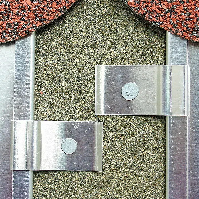 Sarei Hafter - 50 x 50 mm, 10 Stk. - Nahaufnahme von zwei silbernen Modulbefestigungen auf einem Dach, die eine sichere Installation von Solarmodulen gewährleisten.