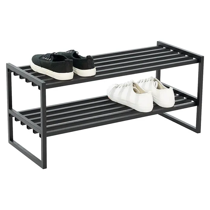Spinder Design Schuhregal Axel - L x B x H: 29,5 x 70 x 31,5 cm, Schwarz - Schwarzes zweistöckiges Schuhregal aus Metall mit einem Paar schwarzen und einem Paar weißen Turnschuhen.
