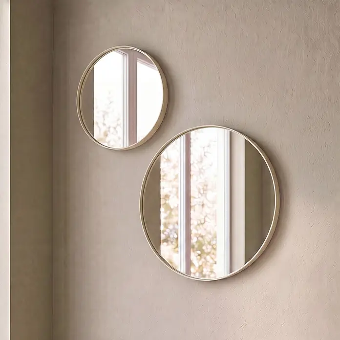 Spinder Design Wandspiegel Idro - 80 x 80 cm, Weiß - Zwei runde Spiegel mit hellen Rahmen hängen an einer strukturierten Wand und spiegeln ein Fenster.