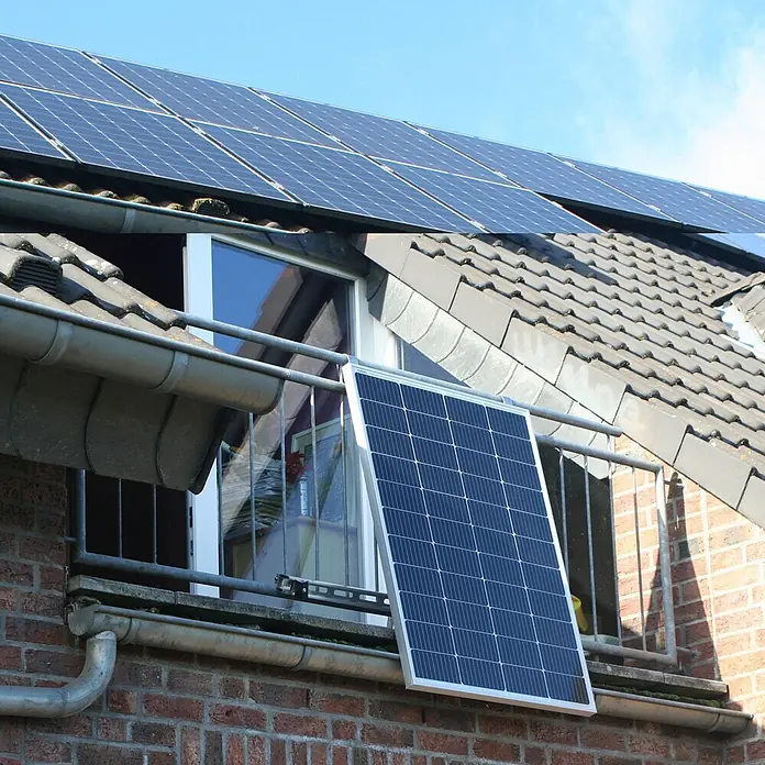 Yard Force Solarmodul-Set LX SP170S-EU - 0% MwSt. gem. § 12 Abs. 3 UStG - Nennleistung: 170 W, L x B x H: 3,5 x 107 x 77,5 cm, 1 Stk. - Ein schwarz-silberner Solarpanel lehnt an einem Balkongeländer eines Hauses, weitere Solarpanels sind auf dem Dach.