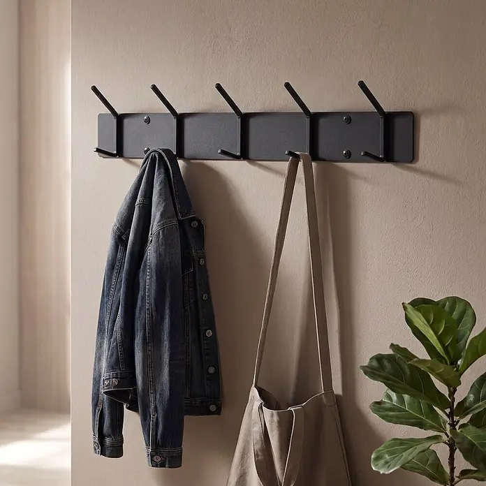 Spinder Design Garderobenleiste Cappa - L x B x H: 1,6 x 70 x 12 cm, Anzahl Haken: 5 Stk., Schwarz - Schwarze Wandgarderobe mit fünf Haken, an der eine Jeansjacke und eine beige Stofftasche hängen.