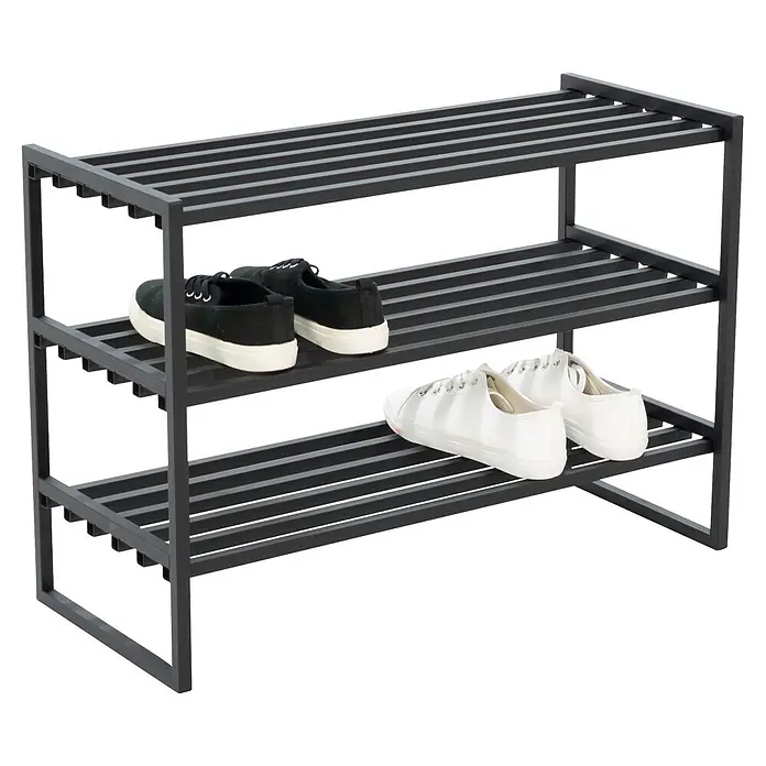 Spinder Design Schuhregal Axel SR 2 - L x B x H: 29,5 x 70 x 48,7 cm, Schwarz - Dunkelgraues Schuhregal aus Metall mit drei Lattenregalen, das schwarze und weiße Turnschuhe hält.