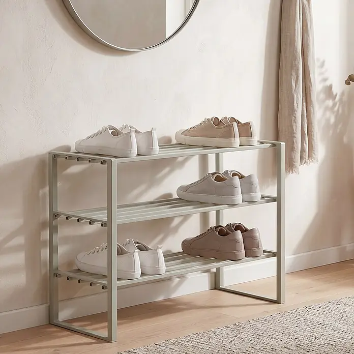 Spinder Design Schuhregal Axel SR 2 - L x B x H: 29,5 x 70 x 48,7 cm, Weiß - Dreistöckiges Schuhregal aus salbeifarbenem Metall, gefüllt mit verschiedenen Turnschuhen.