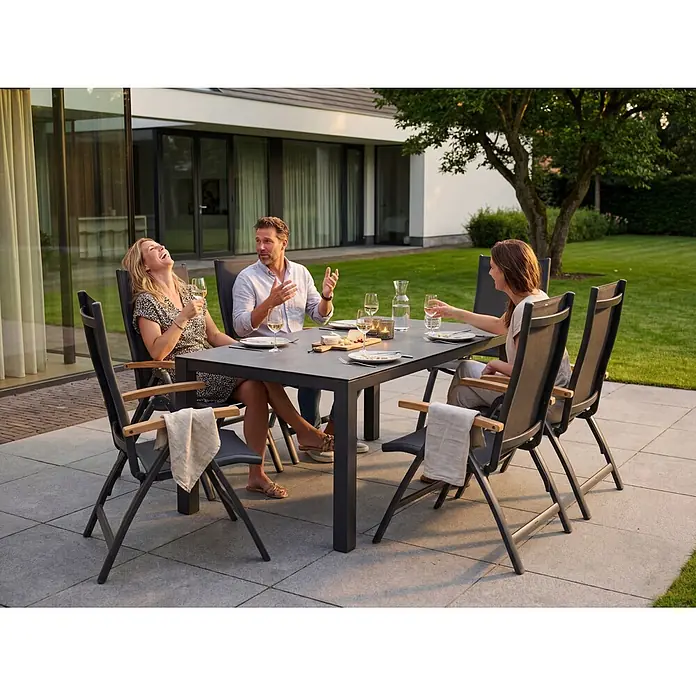 Barths Garten-Positionssessel Paros - Aluminium, Textilene, Anthrazit, B x T x H: 62 x 67 x 110 cm - Dunkelgrauer Gartentisch und Stühle mit Holzarmlehnen, von drei Personen auf einer Terrasse genutzt.