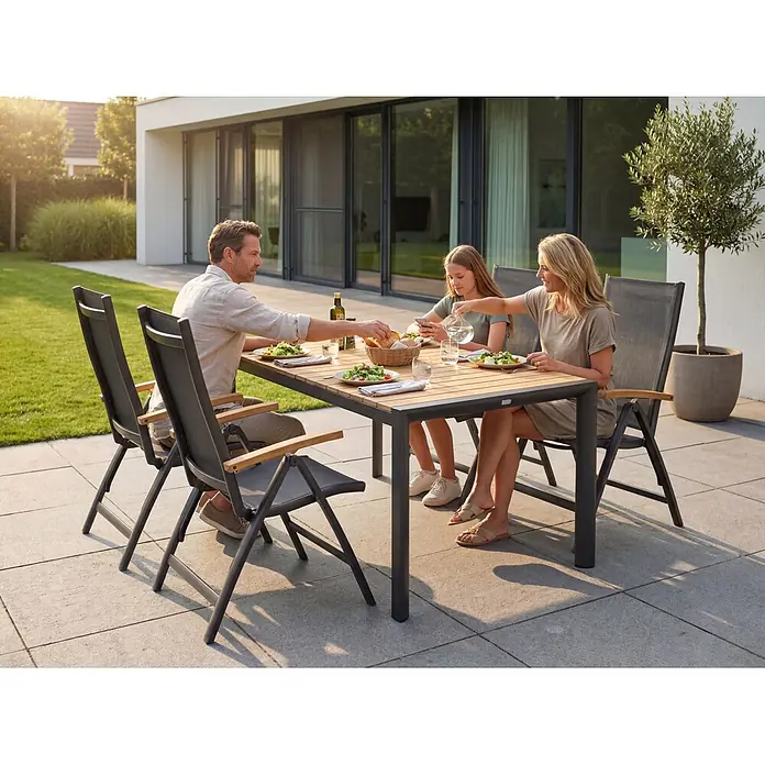 Barths Gartentisch Paros - L x B x H: 160 x 90 x 76 cm, Aluminium, Teak, Anthrazit/Braun - Outdoor-Esstischset: dunkelgrauer Tisch mit Holzplatte und passenden Stühlen mit Holzarmlehnen, von Familie genutzt.