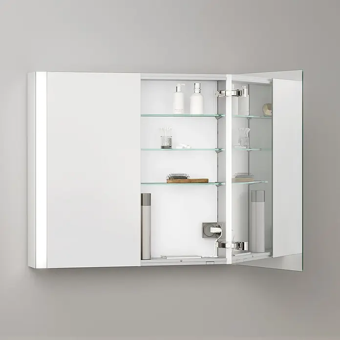 Keuco LED-Spiegelschrank Royal Vega - B x H: 80 x 71 cm, Aluminium, silber-eloxiert - Weißer Spiegelschrank mit LED-Beleuchtung und offener Spiegeltür, die Glasablagen, Badartikel und eine Steckdose zeigt.
