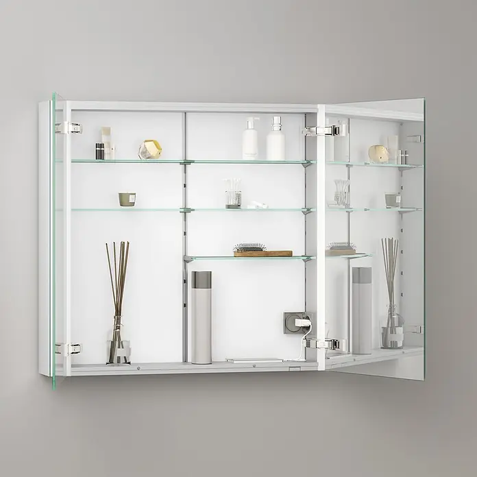 Keuco LED-Spiegelschrank Royal Vega - B x H: 80 x 71 cm, Aluminium, silber-eloxiert - Weißer Spiegelschrank mit teilweise geöffneten Türen, der Glasablagen mit Pflegeprodukten und eine Steckdose zeigt.