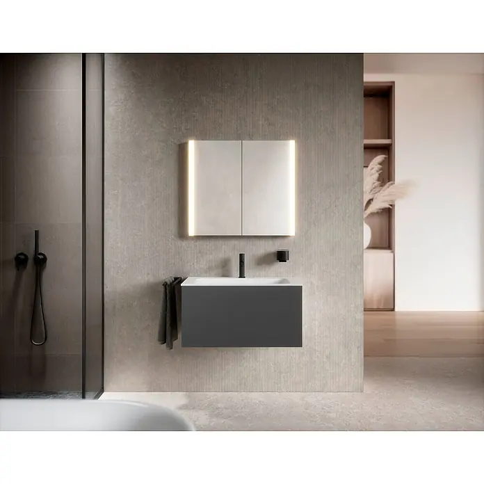 Keuco LED-Spiegelschrank Royal Vega - B x H: 80 x 71 cm, Aluminium, silber-eloxiert - Moderner dunkelgrauer Bad-Waschtisch mit weißem Waschbecken, schwarzem Wasserhahn und beleuchtetem Spiegelschrank in gefliestem Bad.