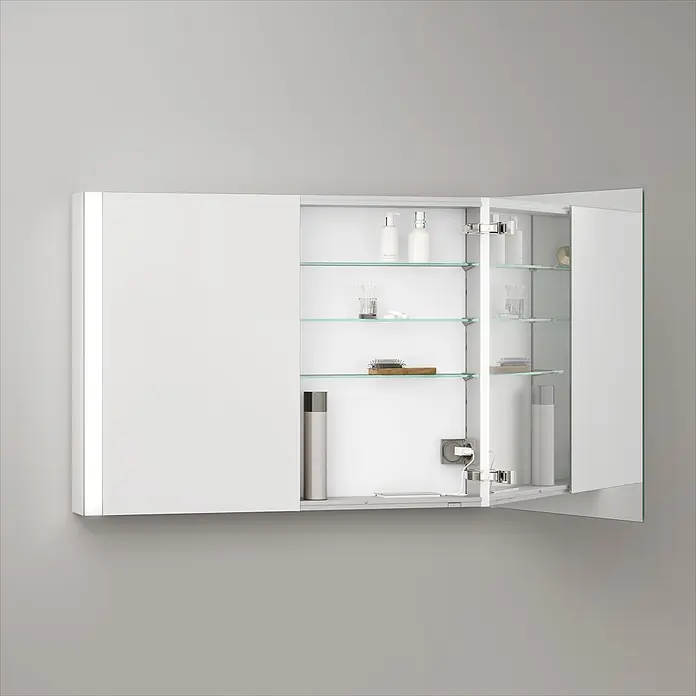 Keuco LED-Spiegelschrank Royal Vega - B x H: 100 x 71 cm, Aluminium, silber-eloxiert - Weißer Badezimmerspiegelschrank mit integrierter Beleuchtung und geöffneten Türen, der Glasböden, Toilettenartikel und eine Steckdose zeigt.