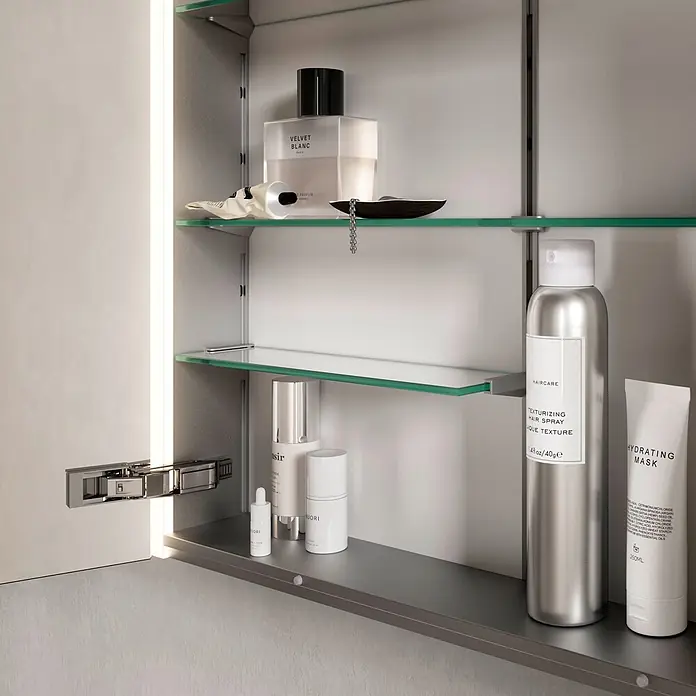 Keuco LED-Spiegelschrank Royal Vega - B x H: 100 x 71 cm, Aluminium, silber-eloxiert - Ein geöffneter, beleuchteter Badezimmerschrank mit Glasablagen, der verschiedene Toilettenartikel und Kosmetikprodukte enthält.