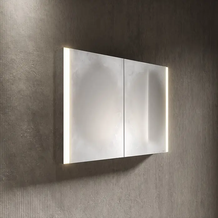 Keuco LED-Spiegelschrank Royal Vega - B x H: 100 x 71 cm, Aluminium, silber-eloxiert - Beleuchteter Spiegelschrank mit zwei Türen und Seitenlichtern, an einer strukturierten Wand montiert.