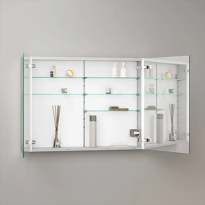 Keuco LED-Spiegelschrank Royal Vega - B x H: 100 x 71 cm, Aluminium, silber-eloxiert - Geöffneter Spiegelschrank mit Glasböden, der verschiedene Badartikel zeigt.