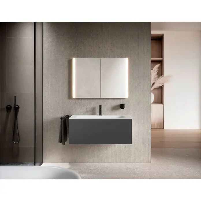 Keuco LED-Spiegelschrank Royal Vega - B x H: 100 x 71 cm, Aluminium, silber-eloxiert - Moderner dunkelgrauer Badunterschrank mit weißem Becken, schwarzem Wasserhahn und beleuchtetem Spiegelschrank in einem modernen Bad.