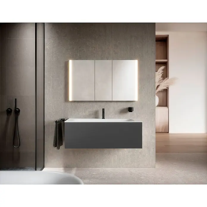 Keuco LED-Spiegelschrank Royal Vega - B x H: 120 x 71 cm, Aluminium, silber-eloxiert - Moderner dunkelgrauer Badunterschrank mit integriertem weißen Waschbecken und mattschwarzer Armatur, kombiniert mit einem beleuchteten Spiegelschrank in einem modernen Bad.