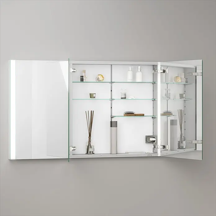 Keuco LED-Spiegelschrank Royal Vega - B x H: 120 x 71 cm, Aluminium, silber-eloxiert - Weißer Spiegelschrank mit geöffneten Türen, der Glasablagen und Toilettenartikel sowie interne Beleuchtung zeigt.