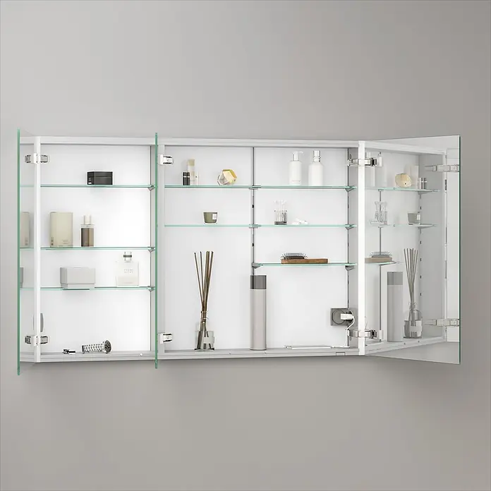 Keuco LED-Spiegelschrank Royal Vega - B x H: 120 x 71 cm, Aluminium, silber-eloxiert - Weißer Medizinschrank mit geöffneten Spiegeltüren, Glasböden und silbernen Beschlägen, gefüllt mit Pflegeprodukten.