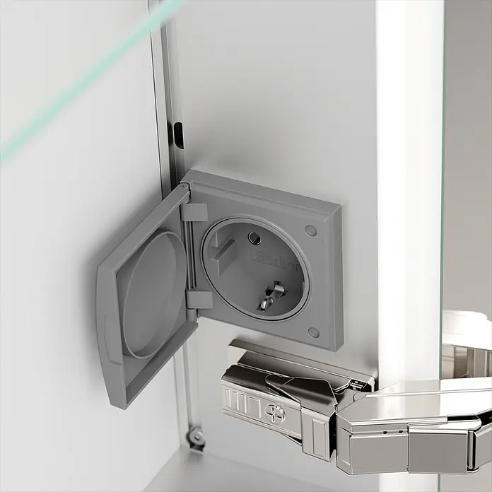 Keuco LED-Spiegelschrank Royal Vega - B x H: 120 x 71 cm, Aluminium, silber-eloxiert - Offener weißer Schrank mit grauer Berker Steckdose mit geöffnetem Deckel und silbernem Soft-Close-Scharnier.