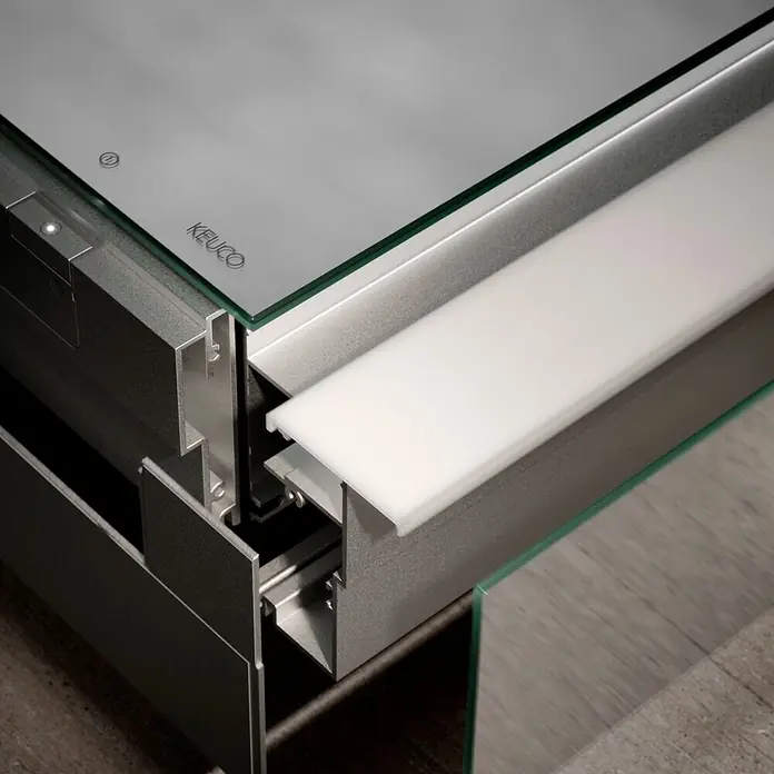 Keuco LED-Spiegelschrank Royal Vega - B x H: 120 x 71 cm, Aluminium, silber-eloxiert - Detailaufnahme eines KEUCO Glasspiegels mit silbernem Aluminiumrahmen und integrierter LED-Lichtleiste. Eine Anzeigeleuchte ist links.