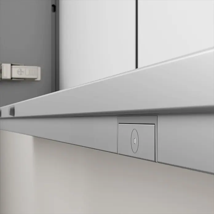 Keuco LED-Spiegelschrank Royal Vega - B x H: 120 x 71 cm, Aluminium, silber-eloxiert - Helle graue Unterschrankseite mit integriertem Bedienfeld und rundem Knopf/Sensor. Im geöffneten Fach ist ein Metallscharnier sichtbar.