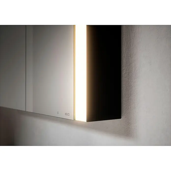 Keuco LED-Spiegelschrank Royal Vega - B x H: 120 x 71 cm, Aluminium, silber-eloxiert - Weißer Badspiegelschrank mit integrierter vertikaler LED-Beleuchtung, an einer strukturierten Wand montiert.