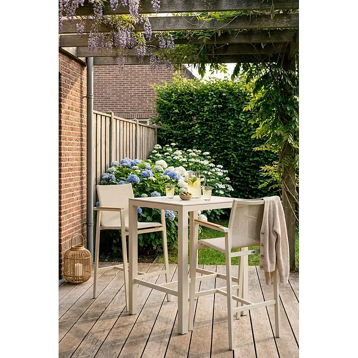 Barths Garten-Barhocker Paros - Aluminium, Textilene, Sandbraun, B x T x H: 59 x 51 x 45 cm - Beiger Metall Outdoor-Bartisch mit zwei passenden Mesh-Barhockern auf Holzterrasse, für Getränke.