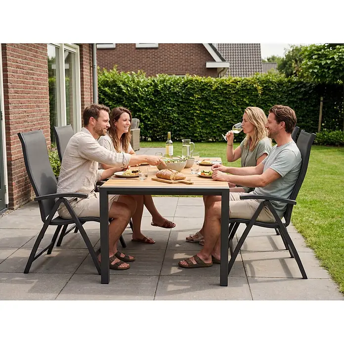Barths Gartentisch Paros - L x B x H: 160 x 90 x 76 cm, Aluminium, Teak, Anthrazit/Braun - Dunkelgraues Outdoor-Essgruppe mit Holztisch, von vier Personen auf einer Terrasse genutzt.