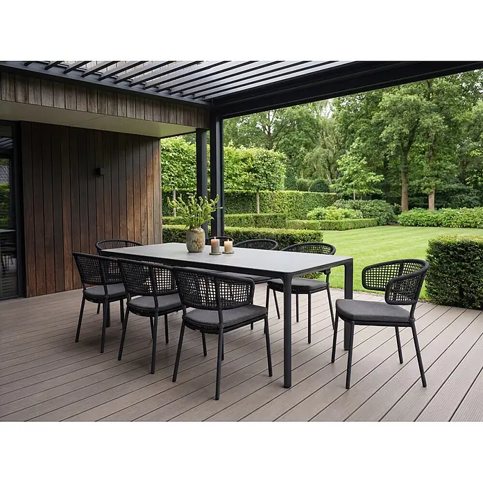 Barths Stapelstuhl Spitz - Aluminium, Seilgeflecht, Anthrazit, B x T x H: 59 x 66 x 82 cm - Outdoor-Essgruppe mit dunklem Tisch, heller Platte und dunkelgrauen Geflechtstühlen mit Kissen auf einer modernen Terrasse.
