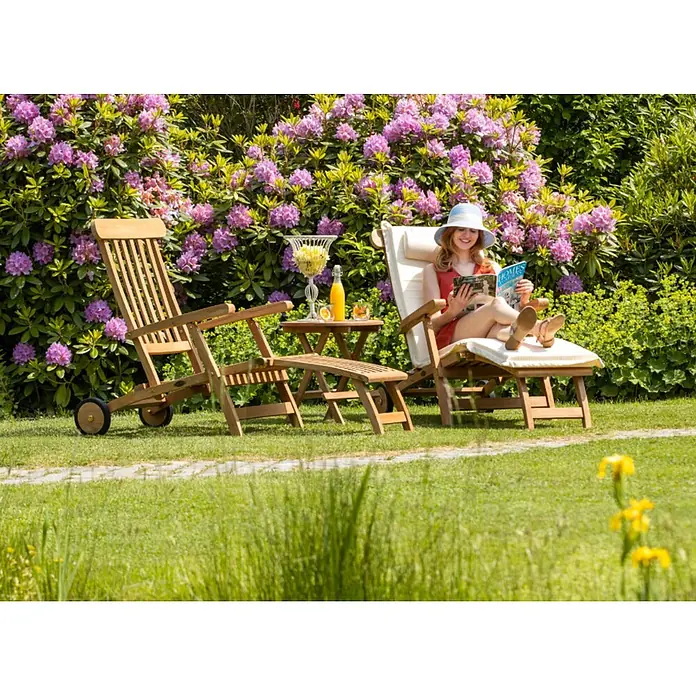 Kai Wiechmann Garten-Liegestuhl Teak Deckchair Europa mit Rad - Teak, Klappbar, Naturbelassen - Gartenliege aus Holz mit Rollen, passendem Fußhocker und Beistelltisch.