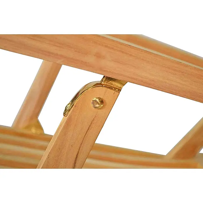 Kai Wiechmann Garten-Liegestuhl Teak Deckchair Europa mit Rad - Teak, Klappbar, Naturbelassen - Gelenk eines hellen Holzrahmens mit messingfarbenem Metallscharnier und Schraube.