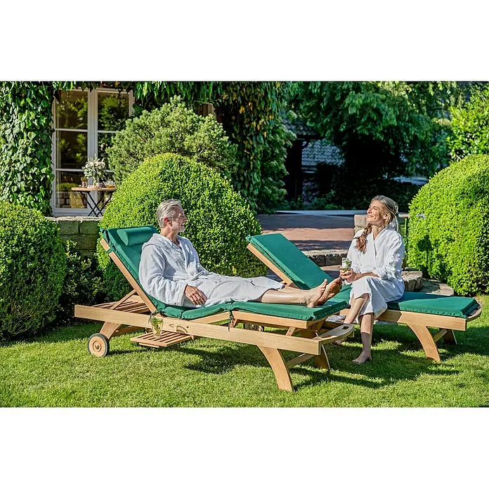 Kai Wiechmann Liegenauflage Polster mit Knick Grün - Liege, Sonnenliege, Relaxliege, L x B x H: 195 x 60 x 6 cm, Polyacryl, Dunkelgrün - Hölzerne Sonnenliegen mit grünen Polstern, von zwei Personen in einem sonnigen Garten genutzt.