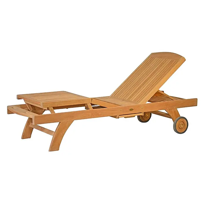 Teak Gartenliege mit Fuß-Plateau & Rollen Sonnenliege Massivholz wetterfest -  - Hellbraune Holzliege mit verstellbarer Rückenlehne und Rädern.