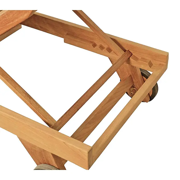 Kai Wiechmann Gartenliege Teak Sonnenliege Komfort - Naturbelassen, Holz, Rollbar - Detail eines hellen Teakholzgestells mit Verstellmechanismus und Rad.