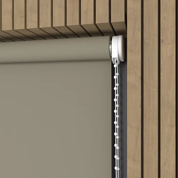 Rollo - B x H: 110 x 190 cm, Taupe, Tageslichtdurchlässig - Taupefarbenes Rollo mit weißer Perlenkette, eingebaut in einen Lamellenrahmen aus Naturholz.