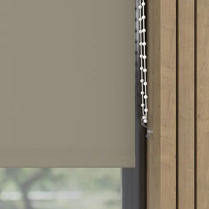 Rollo - B x H: 110 x 190 cm, Taupe, Tageslichtdurchlässig - Beigefarbenes Rollo vor einem Fenster, bedienbar mit weißer Perlenkette. Der Stoff hat eine feine Textur.