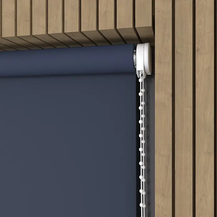 Rollo - B x H: 220 x 190 cm, Dunkelblau, Uni, Tageslichtdurchlässig - Dunkelblaues Rollo, teilweise abgerollt, mit weißer Perlenkette, in einem Holzlamellenrahmen installiert.