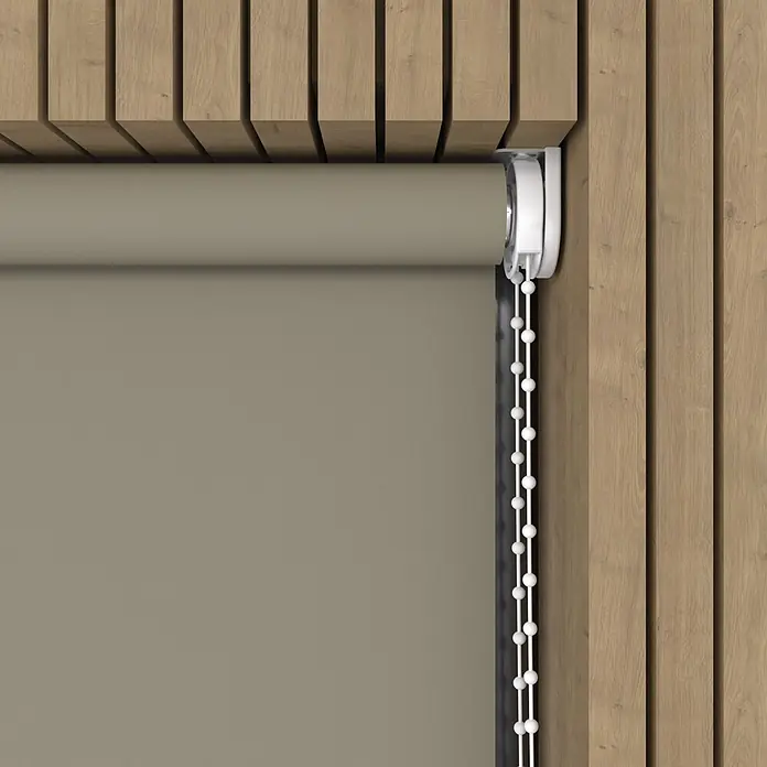 Rollo - B x H: 110 x 190 cm, Taupe, Tageslichtdurchlässig - Khaki-Rolladen mit weißer Perlenkette, montiert in einer Holzlamellenwand.