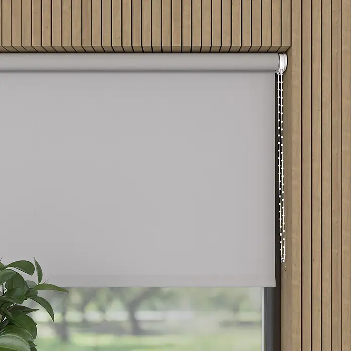 Rollo - B x H: 110 x 190 cm, Grau, Tageslichtdurchlässig - Hellgraues Rollo vor einem Fenster, mit einer Pflanze im Vordergrund und einer Holzlamellenwand.