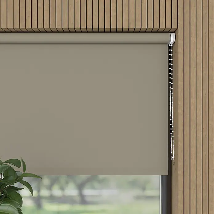 Rollo - B x H: 110 x 190 cm, Taupe, Tageslichtdurchlässig - Ein hellbrauner Rolladen, teilweise heruntergelassen, zeigt seinen strukturierten Stoff und die Zugschnur, vor einem Fenster mit Holztäfelung.