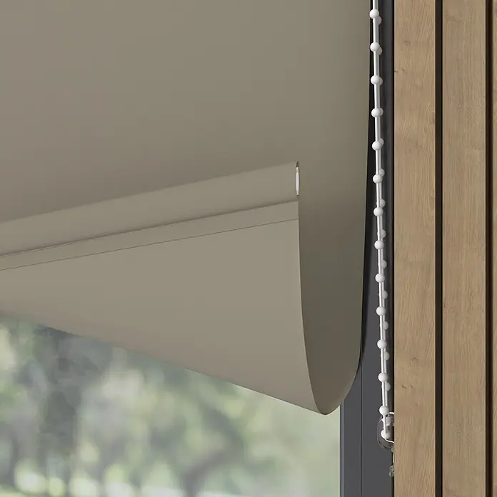 Rollo - B x H: 110 x 190 cm, Taupe, Tageslichtdurchlässig - Teilweise heruntergelassenes taupefarbenes Rollop mit Perlenzugkette, dahinter verschwommene grüne Natur und ein Holzrahmen.