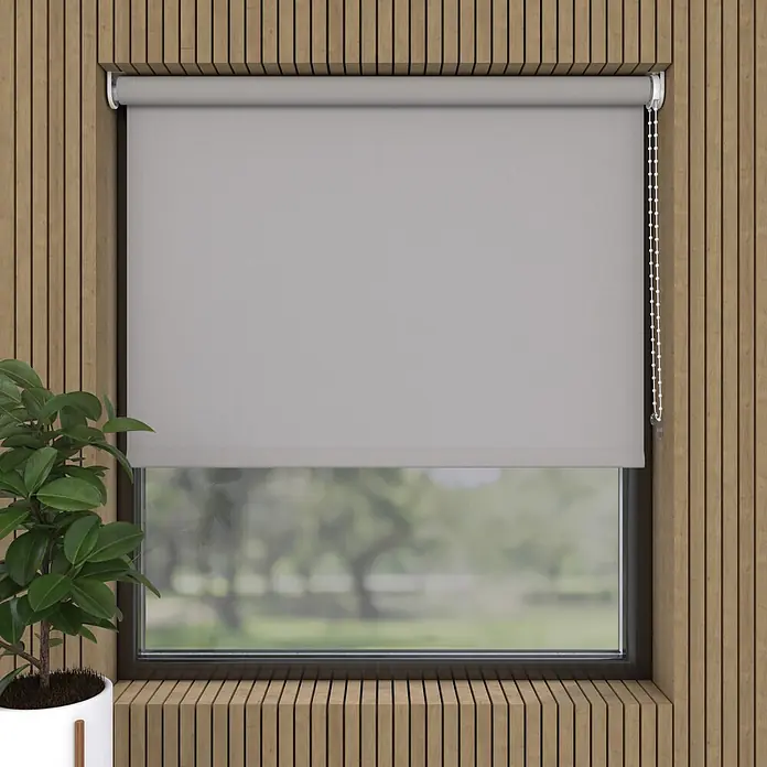Rollo - B x H: 110 x 190 cm, Grau, Tageslichtdurchlässig - Graues Stoff-Rollrollo in einem Fenster mit Holzlamellenverkleidung. Teilweise heruntergelassen, zeigt verschwommenes Grün.