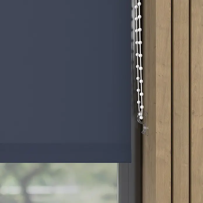 Rollo - B x H: 220 x 190 cm, Dunkelblau, Uni, Tageslichtdurchlässig - Dunkelblaues strukturiertes Rollo mit weißer Perlenkette, im Fenster installiert.