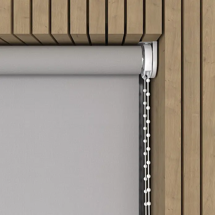 Rollo - B x H: 110 x 190 cm, Grau, Tageslichtdurchlässig - Graues Stoff-Rollrollo mit weißer Perlenkette, teilweise ausgerollt vor einer holzvertäfelten Wand.