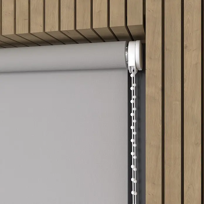 Rollo - B x H: 110 x 190 cm, Grau, Tageslichtdurchlässig - Graues Rollo mit weißer Kugelkette, teilweise heruntergelassen vor einer Holzlamellenwand.