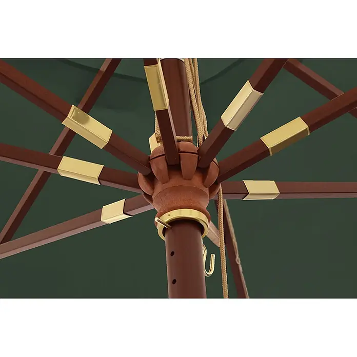 Kai Wiechmann Marktschirm Mittelmastschirm quadratisch 250 cm Grün - Grün|Dunkelgrün - Nahaufnahme eines hölzernen Sonnenschirm-Mechanismus mit dunkelbraunen Streben und goldfarbenen Metallakzenten, sowie einem beigen Seilzug.