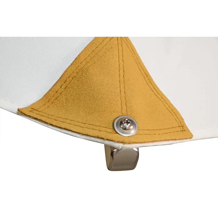 Kai Wiechmann Marktschirm Sunshine Style 240 cm Weiß - Weiß|Altweiß|Ecru|Natur|Beige|Creme - Nahaufnahme einer weißen und wildlederähnlichen beigen Stoffecke mit Metallschnappverschluss und Klammer.