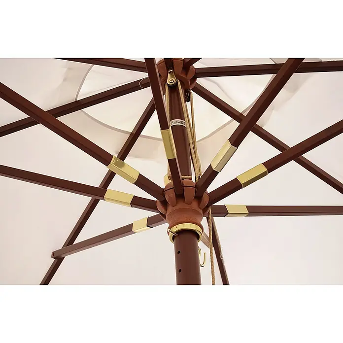 Kai Wiechmann Marktschirm Mittelmastschirm quadratisch 250 cm Weiß - Weiß|Altweiß|Ecru|Natur|Beige|Creme - Unterseite eines Sonnenschirms mit dunklem Holzrahmen, Messingverbindern und beigem Seilzugsystem unter einem weißen Schirm.